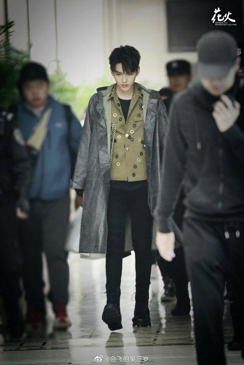 娱乐吃瓜酱雨衣男